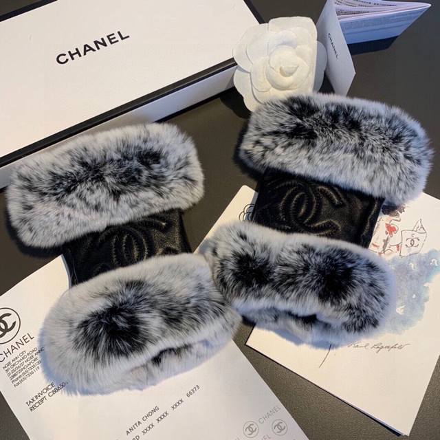 Chanel 香奈儿 秋冬短款双懒兔毛手套值得对比同款不同品质 秒杀市场差产品 进口一级羊皮懒兔毛内里加绒 经典不过时款.喜欢半指可以入手了 这种品质的今年用了
