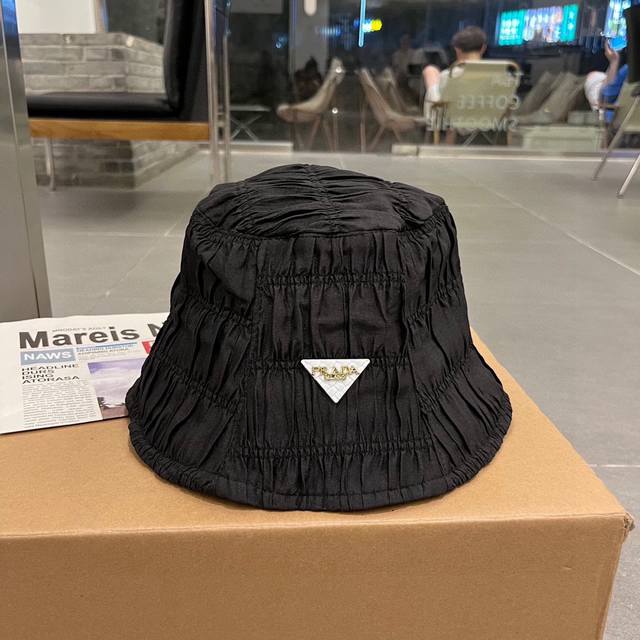Prada普拉达新款桶帽 渔夫帽 褶皱款设计 黑 米两色 头 7Cm