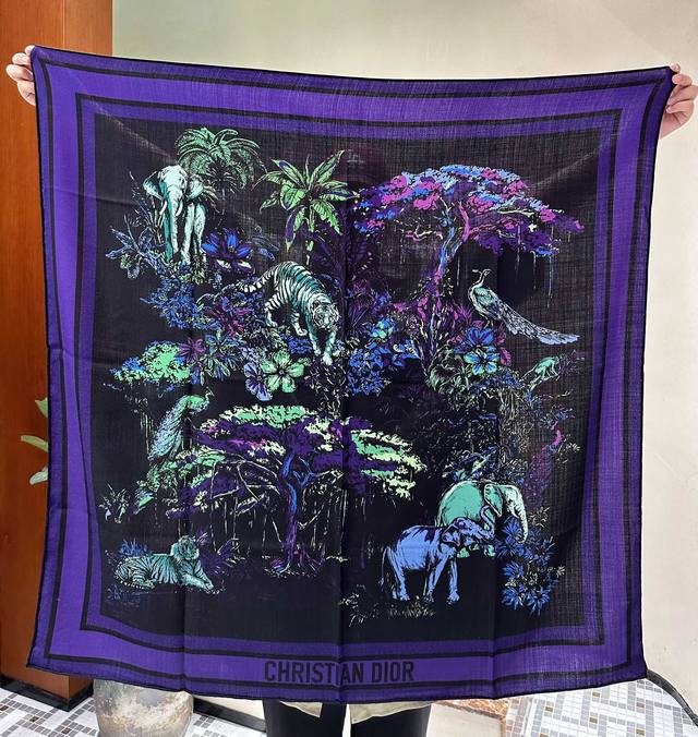 上新 二个版本 色号2 神秘且优雅的黑紫 这款方巾饰以 Voyage 茹伊印花图案 来自 Dior 与意大利艺术家彼得罗 鲁福 Pietro Ruffo 携手打