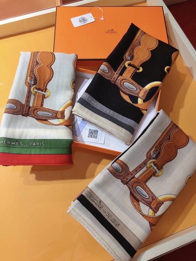 Rhms2389原单爱马仕 训练 Cm丝绒方巾 图案描绘了用于驾驭马匹的不同元素 彰显爱马仕的马具制造传统以及品牌享誉盛名的优雅马术世界 作品以宽羊毛编织的马毯