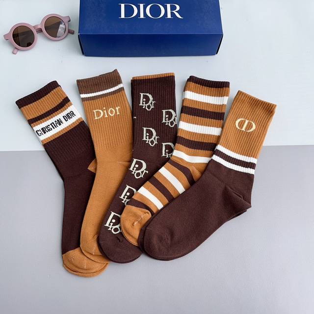 配包装 一 双 Dior 迪奥 新款字母罗口长筒袜子 爆款字母专柜同步长筒袜 大牌出街 潮人必备超好搭袜子 丝袜