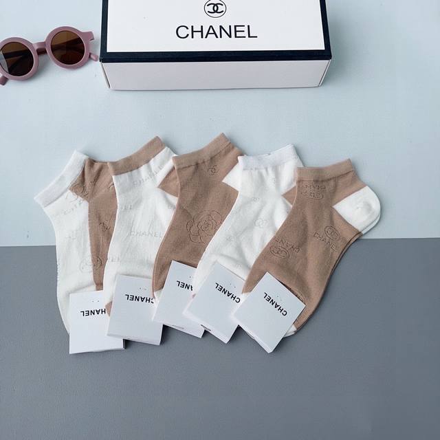 配包装 一 双 Chanel 香奈儿经典袜子高版本纯棉材质柔软 秒杀市场普通货 经典的双c图案logo 专柜同步袜子大牌出街 潮人必备 超好搭袜子 丝袜