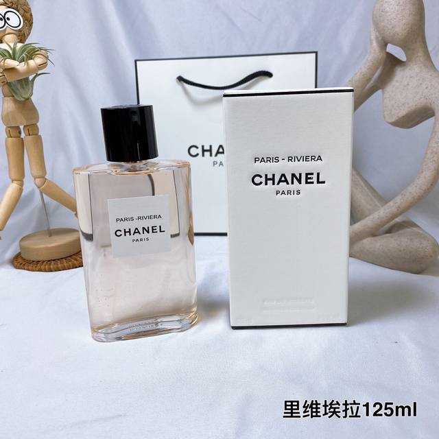 Chanel香奈儿巴黎之水系列-里维埃拉香水125Ml 巴黎里维埃拉的味道非常轻快 很有一种马上要跟闺蜜旅行的心情 初闻是清爽的橘皮与苦橙叶 马上又有饱满的茉莉