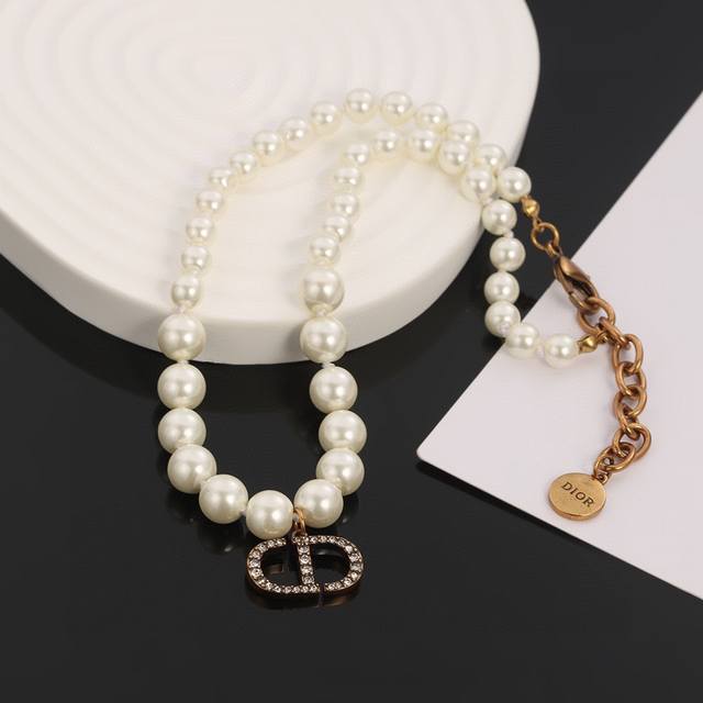迪奥cd珍珠项链 简单的设计又不失时尚感 珍珠的优雅与金属质感的完美碰撞 将大牌范儿体现的淋漓尽致 项链073045