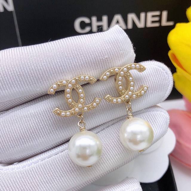 编号xed0021 Chanel 小香火爆 米珠耳钉 长款耳环 吊珍珠方方面面都很到位 整体设计简约 Logo辨识度高搭配起来时髦十足