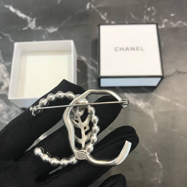 Chanel小香 专柜最新款同步上新 香奈儿最新款胸针 胸针 是最懂女人的饰物 那些倾注了全部心血去做自己的女人 05038110