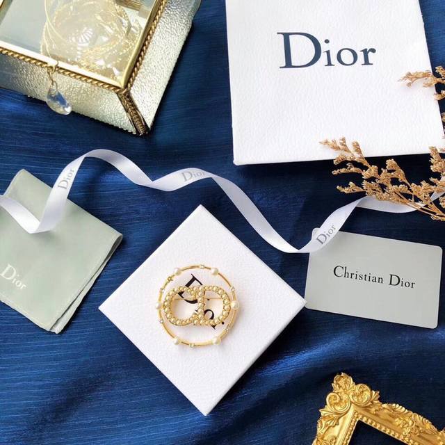 顶级原版高端定制 每一个细节都和正品一模一样 专柜售价5000+ Dior最 新clair D Lune胸针 有没有一件钟情的感觉 最近的dior的饰品真的是太