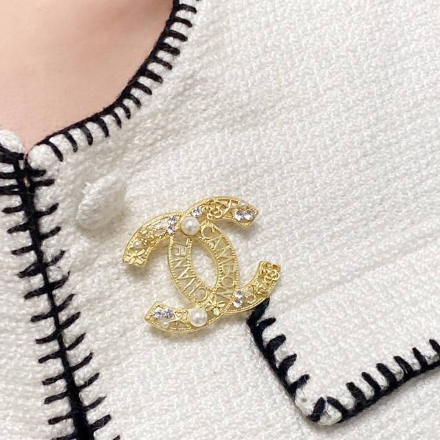 Chanel小香 最新款古金珍珠钻结合香奈儿胸针 是最懂女人的饰物 那些倾注了全部心血去做自己的女人 往往更珍惜胸针的意义 香奈儿女士把胸针别在帽子上 并告诉那