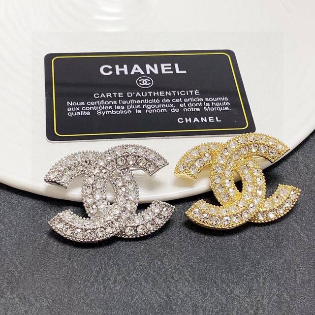 Chanel小香 专柜新款同步上新香奈儿小号胸针 是最懂女人的饰物 那些倾注了全部心血去做自己的女人 往往更珍惜胸针的意义 香奈儿女士把胸针别在帽子上 并告诉那