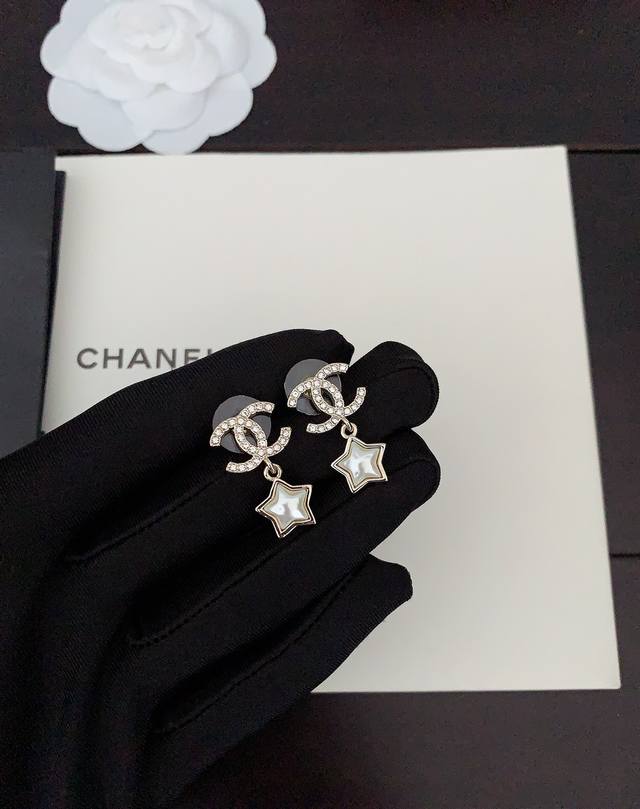 Ch*Nel 最新款白珍珠五角星耳钉 一致zp黄铜材质