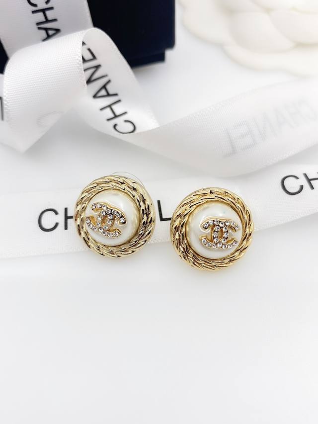 Chanel 小香珍珠圆形双c耳钉 高端品质 专柜同材质 真正黄铜 离子电镀 925银针 独家实拍图做工精致细腻 重工版本 超级仙女唯美的一款 做工超级细心无漏