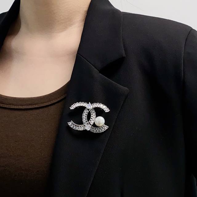 Chanel小香 最新款高版本白钻加淡水珍珠搭配香奈儿胸针 背后有毛衣挂钩 是最懂女人的饰物 那些倾注了全部心血去做自己的女人 往往更珍惜胸针的意义 香奈儿女士