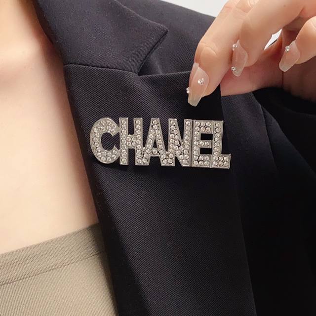 Chanel小香 专柜新款chanel字母满钻香奈儿胸针 是最懂女人的饰物 那些倾注了全部心血去做自己的女人 往往更珍惜胸针的意义 香奈儿女士把胸针别在帽子上