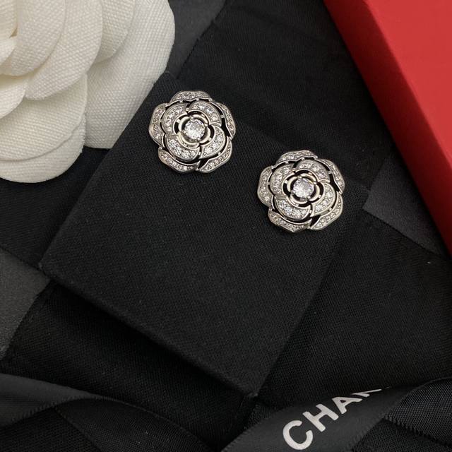 Chanel这款设计超级喜欢 香奈儿的山茶花耳钉耳拍 首饰 层层叠加形成花形 真的美 也是最有魅力哦原版logo字印 超好搭 日常气质 简单大方 设计理念双c搭