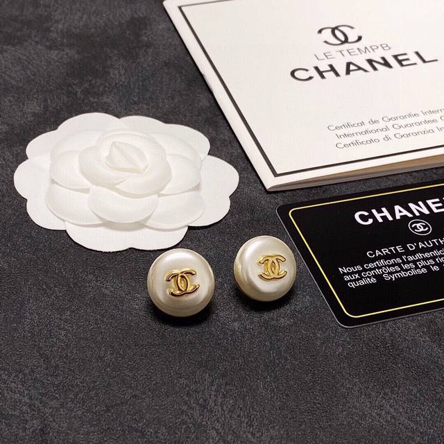 小香 Chanel 耳钉 黄铜材质 925银针 代购级别 原版logo字印 Chanel 小香 香奈儿经典双c耳钉耳环 非常漂亮 专柜一致黄铜材质.