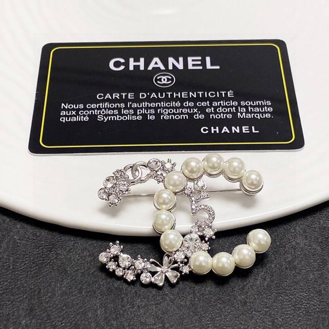 Chanel小香 专柜同步上新香奈儿珍珠镶钻胸针 是最懂女人的饰物 那些倾注了全部心血去做自己的女人 往往更珍惜胸针的意义 香奈儿女士把胸针别在帽子上 并告诉那