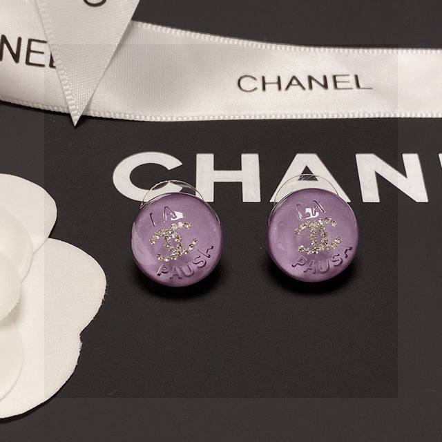 香奶奶 紫色水晶微镶钻耳钉 新品 双cchanel耳环 搭配 非常日常百搭的一款 简单实用 美美哒 专柜正品一致 厚度赞 质感超赞 9.25银针.