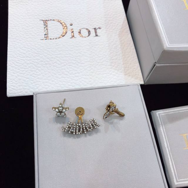 Dior 迪奥 新款 金色复古经典蜜蜂 Cd字母jadior不对称耳钉耳环 一致专柜品质 黄酮材质+施华洛世奇珍珠 百搭时髦值得入手038070