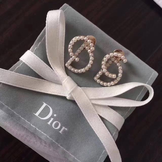 038070夏夏同款 Dior经典cd耳钉 925纯银纯银耳针 专柜材质 搭配高级贝珠 采用cd标志 设计独特 高贵的色调随意就能搭配出独具魅力的时尚style
