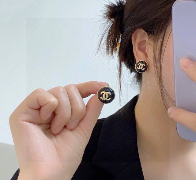 Chanel 小香双c简约黑色菱格立体方块晶莹剔透耳钉这款耳环真的超级美看着设计简单但是佩戴效果好看到爆就连我这种小耳垂的也很ok Zp黄铜材质 上耳超气质优雅