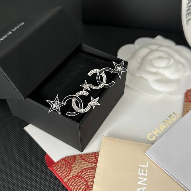 Chanel香奈儿 黑白五角星 双c字母耳钉原版复刻logo 小香家的款式真心无需多介绍每一款都超好看 精致大方 非常显气质.
