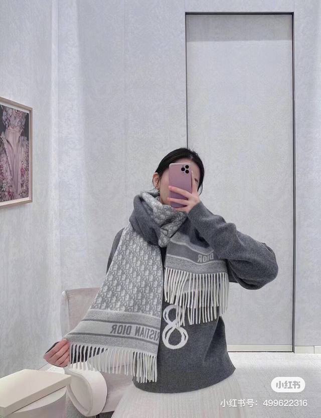 Dior双面流苏倾斜字母 45*200Cm 这款 Oblique 印花围巾重新诠释 Dior 经典标识 彰显现代精神 采用灰色山羊绒精心制作 双面设计 一面采用