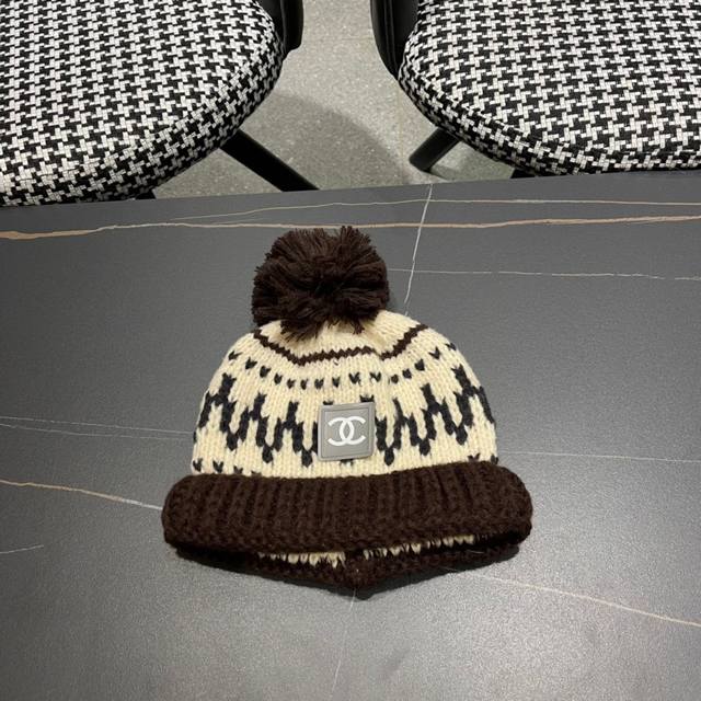 Chanel 2023年韩国博主同款秋冬季保暖针织复古花拼色减龄百搭毛球毛线帽