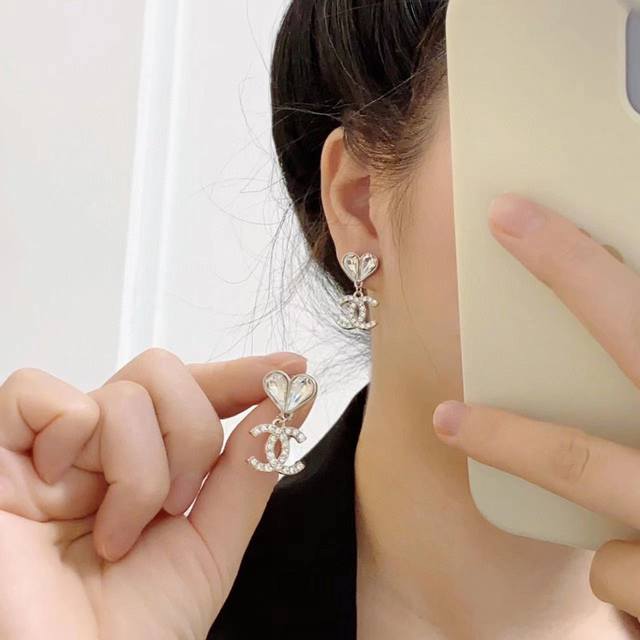 Chanel 小香简约风格爱心水晶钻耳钉这款耳环真的超级美看着设计简单但是佩戴效果好看到爆就连我这种小耳垂的也很ok Zp金钢保色材质 上耳超气质优雅