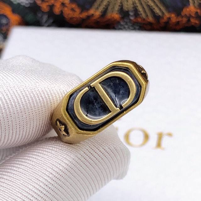 编号djz0035 Dior戒指 新品 Dior施华洛世奇方钻水晶镶嵌dior字母 闪闪发亮上手巨巨巨美丽