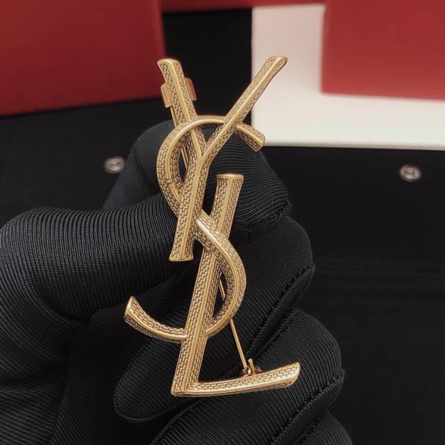 编号yxz0009 圣罗兰胸针 经典蛇鳞片 新款 亚金黄铜材质真实细节呈现 隆重出货 原版亚金黄铜材质 顶级工艺