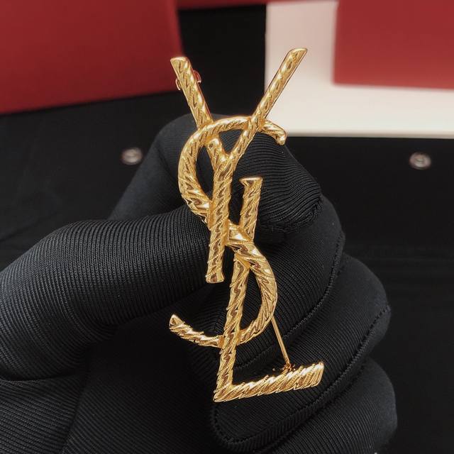 编号yxz0005 圣罗兰麻花胸针 经典 新款 亚金黄铜材质真实细节呈现 隆重出货 原版亚金黄铜材质 顶级工艺