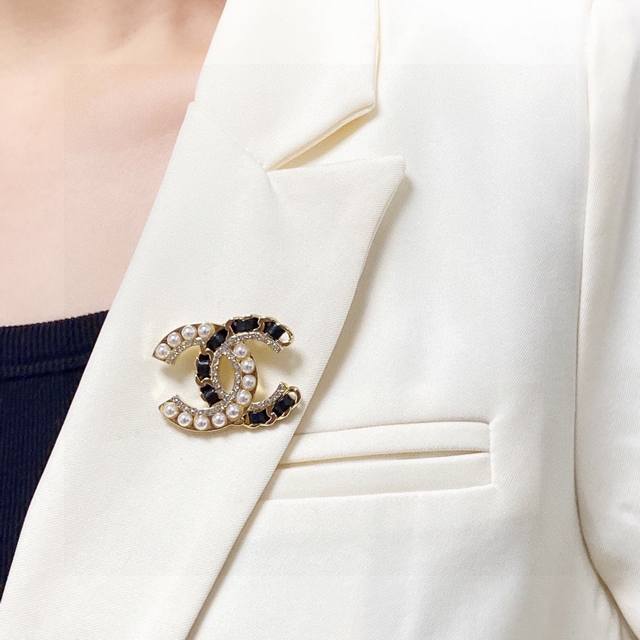 Chanel小香 专柜新款皮革加珍珠镶钻香奈儿胸针 是最懂女人的饰物 那些倾注了全部心血去做自己的女人 往往更珍惜胸针的意义 香奈儿女士把胸针别在帽子上 并告诉