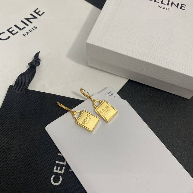 Celine 赛琳 耳钉 一直是简约时尚界的标杆大胆的设计 百看不厌搭配起来更fashion