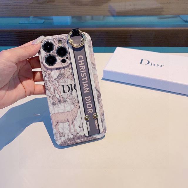 今日新款.Dior腕带款手机壳 迪奥森林物语 直边相框 全包磨砂软壳 型号 为了不出现报错型号 请打开本机查看手机设置显示的型号 Iphone15Pro Max