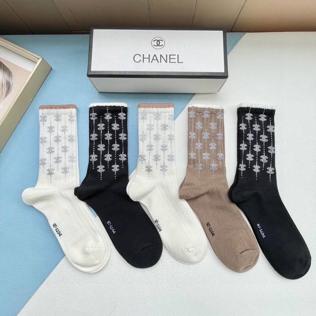 一盒五双 Chanel香奈儿高版本 好看到爆炸小香 袜子羊绒袜 超软糯潮人必不能少的chanel专柜代购品质 中筒袜子 搭配起来超高逼格 时髦度爆表啊啊啊啊 推