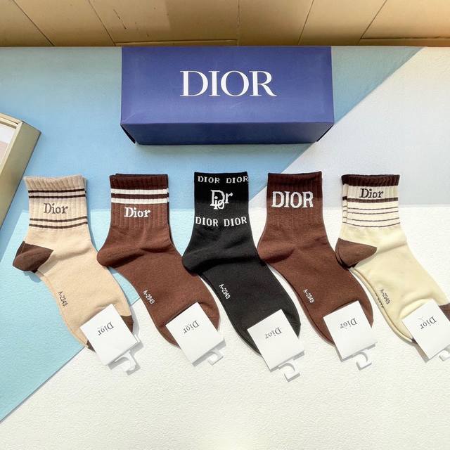 配包装 一盒五双 欧美大牌 Dior迪奥 好看到爆炸欧美大牌中筒袜男女款潮人必不能少的专柜代购品质高筒袜子 搭配起来超高逼格 时髦度爆表啊啊啊啊 推荐推荐推荐