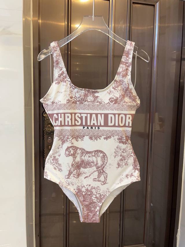 特批 Dior迪奥新款连体泳衣 适合多种场景的游泳衣 海边 游泳池 温泉 水上乐园 漂流都可以内搭也完全可以 连体设计遮肉显高挑 腹部有点肉肉也不影响咱美美的