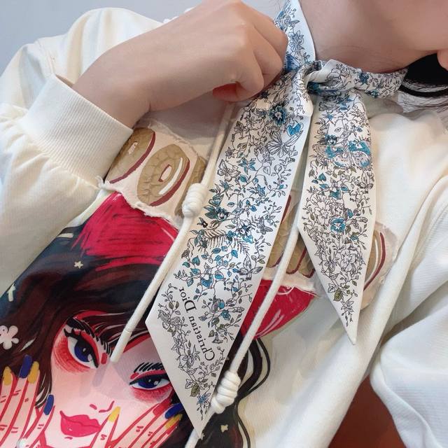配包装 这款 Mitzah 丝巾采用白色桑蚕丝斜纹面料精心制作 饰以彼得罗 鲁福 Pietro Ruffo 设计的淡粉色 Butterfly Around Th