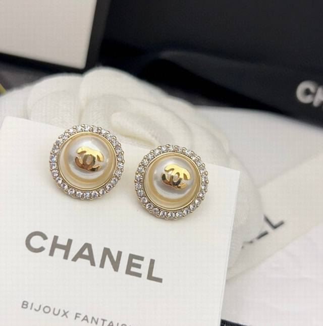 最新款 Chanel 小香浪漫雪花晶钻 珍珠耳钉非常漂亮 专柜一致黄铜材质 清晰原版logo字印 纯银针 代购级别 超级无敌百搭nice