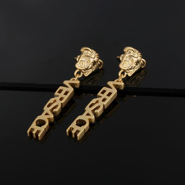 范思哲versace此款金色耳坠是一款优雅十足的配饰 饰有一枚美杜莎铆钉和一个希腊回纹长吊坠