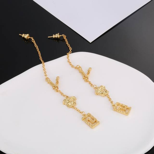 范思哲versace此款金色耳坠是一款优雅十足的配饰 饰有一枚美杜莎铆钉和一个希腊回纹长吊坠