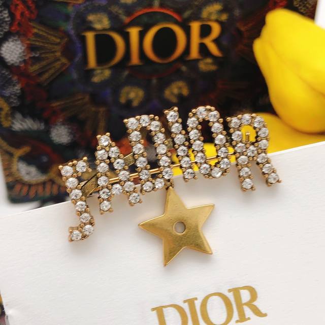 编号dxz0011 Christian Dior迪奥人气爆款复古字母胸针网红明星的最爱 日常穿搭十分适合的一款配饰 既不挑服装 又显肤白 休闲聚会穿戴易显气质