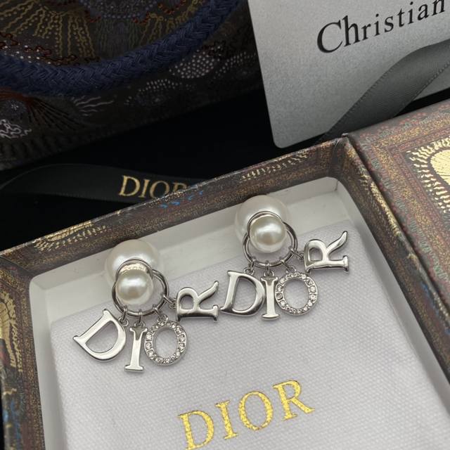 迪奥dior 新款字母珍珠镶钻时尚气质耳钉