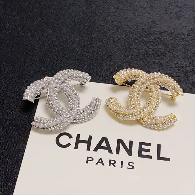 Chanel小香 专柜新款珍珠钻搭配香奈儿胸针 是最懂女人的饰物 那些倾注了全部心血去做自己的女人 往往更珍惜胸针的意义 香奈儿女士把胸针别在帽子上 并告诉那些