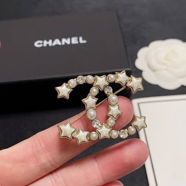 Chanel小香 专柜新款五角星星星香奈儿胸针 是最懂女人的饰物 那些倾注了全部心血去做自己的女人 往往更珍惜胸针的意义 香奈儿女士把胸针别在帽子上 并告诉那些