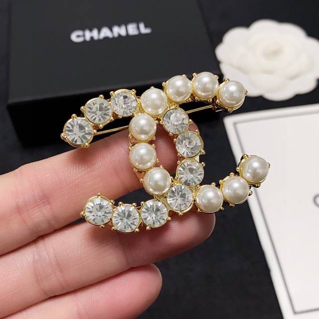 Chanel小香 专柜新款镶珍珠 钻香奈儿胸针 是最懂女人的饰物 那些倾注了全部心血去做自己的女人 往往更珍惜胸针的意义 香奈儿女士把胸针别在帽子上 并告诉那些