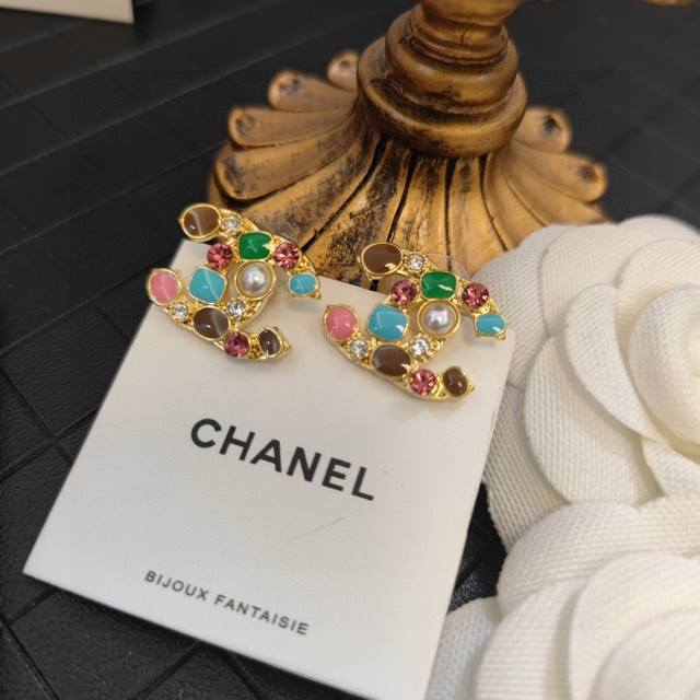 Chanel这款设计超级喜欢 香奈儿的施华洛彩钻彩宝珍珠字母耳钉耳环 首饰 彩宝叠加形成 花形字母真的美 也是最有魅力哦专柜原版logo字印 超好搭 日常气质