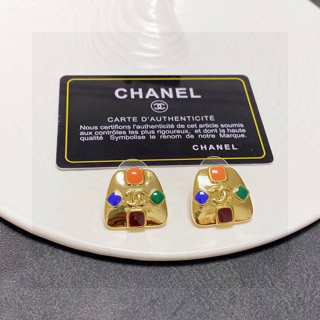 Chanel香奈儿 中古款chanel字母双c耳钉 美丽永远敌不过经典 黄金时期的香奈就是最经典 也是最有味道的 女人独立优雅魅力知性中古 奢华不繁复 双c经典