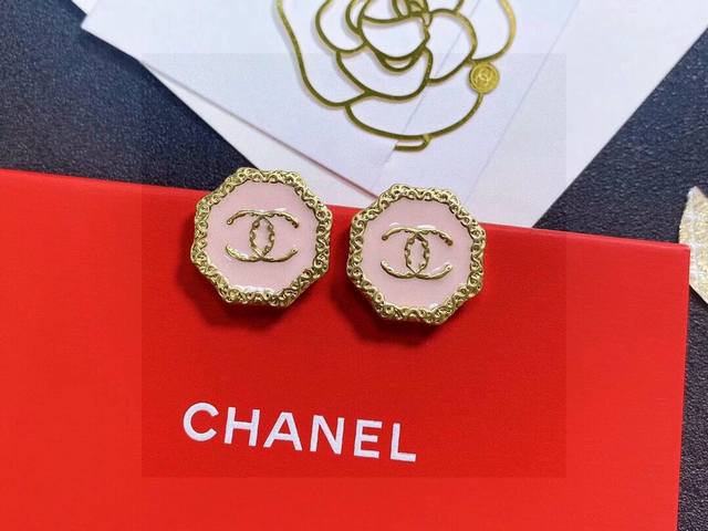 Chanel香奈儿 中古 双c耳钉小香家的款式真心无需多介绍每一款都超好看 精致大方 非常显气质.
