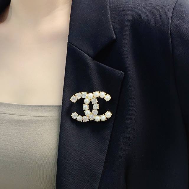 Chanel小香 专柜新款镶珍珠 钻香奈儿胸针 是最懂女人的饰物 那些倾注了全部心血去做自己的女人 往往更珍惜胸针的意义 香奈儿女士把胸针别在帽子上 并告诉那些